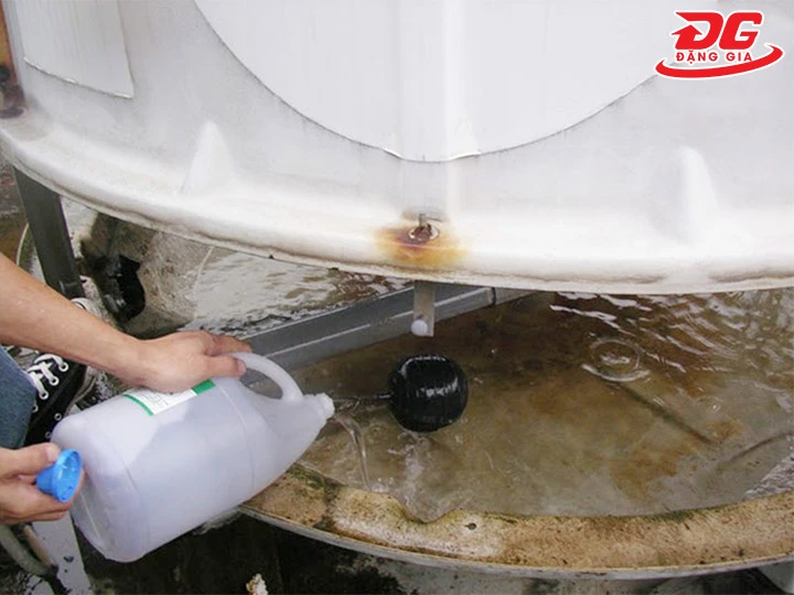 xử lý cáu cặn tháp giải nhiệt bằng hoá chất
