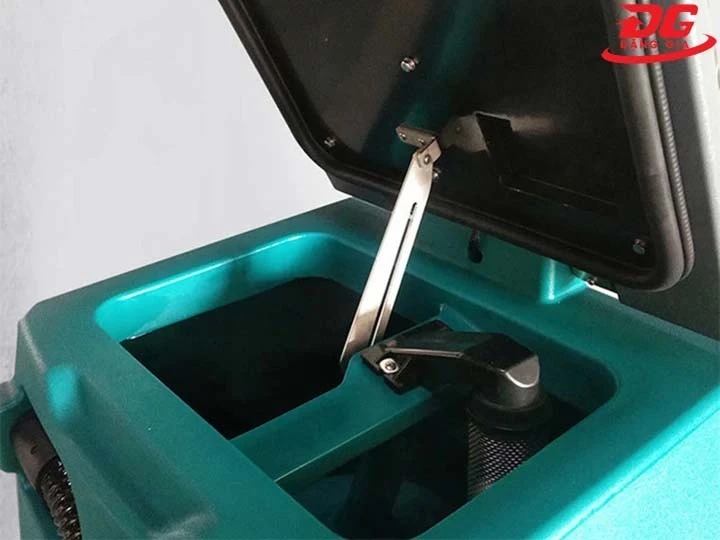thùng chứa máy chà sàn ngồi lái Kumisai KMS D9F