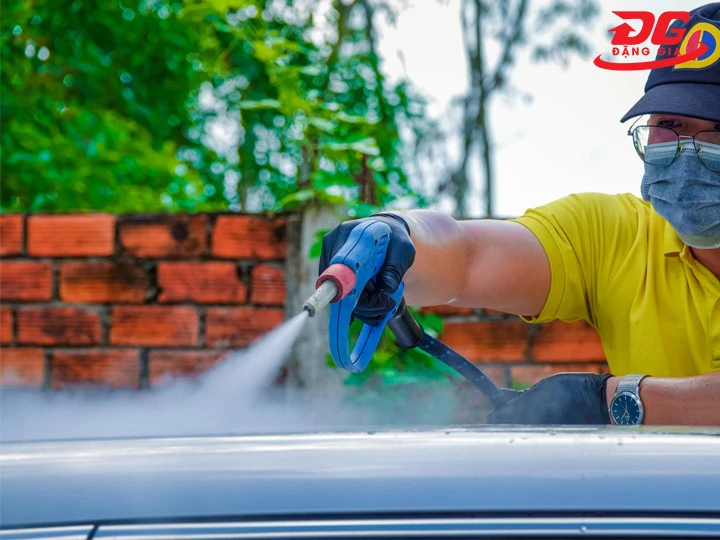 máy rửa xe hơi nước nóng mạnh mẽ