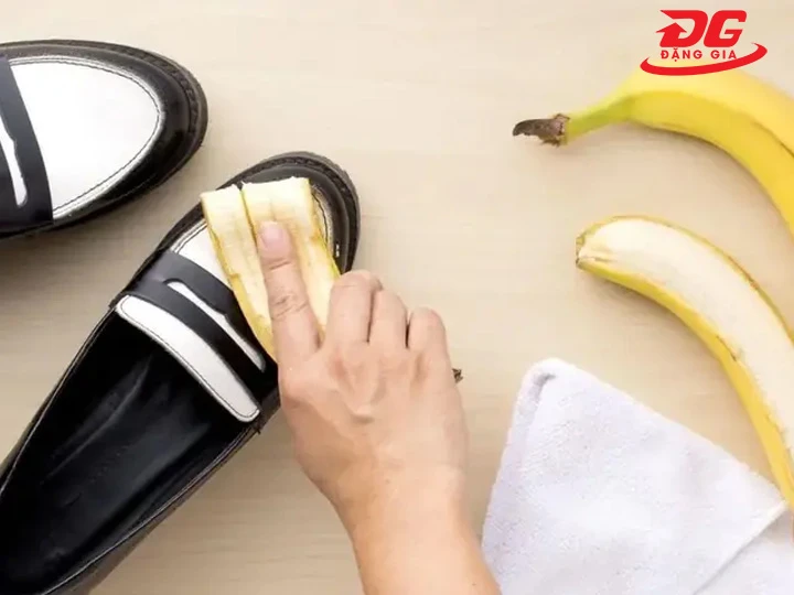 Chà mặt trong vỏ chuối theo chuyển động vòng tròn