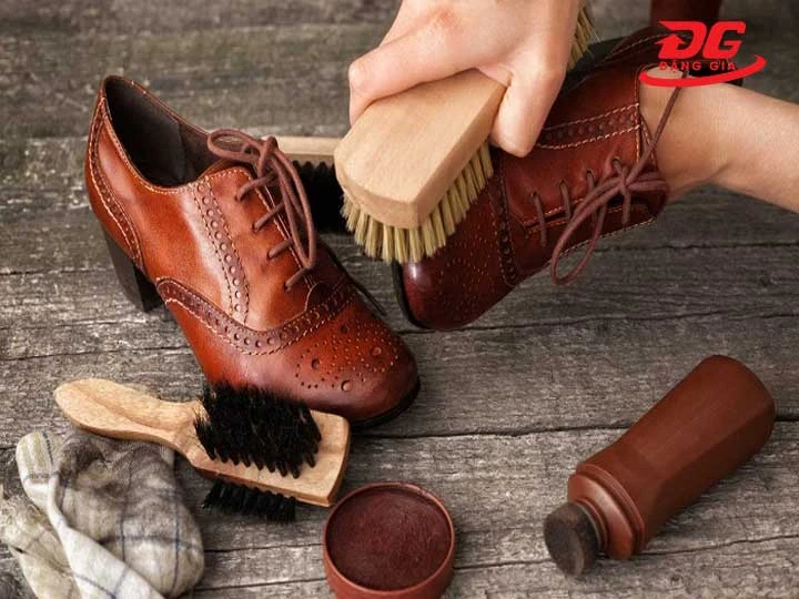 Bước 1 - Vệ sinh bề mặt giày