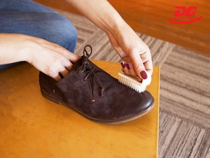 Vệ sinh và đánh bóng định kỳ