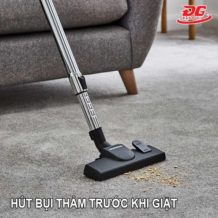 hút bụi thảm trước khi giặt