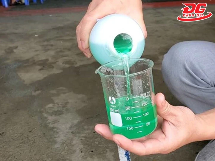 pha dung dich giặt thảm