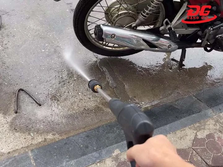 Máy rửa xe Chisu xịt mạnh