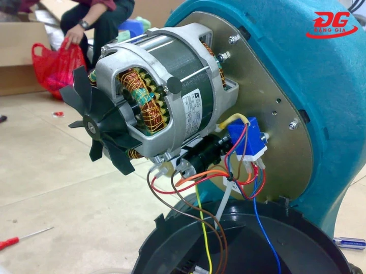 Bạn cần chờ motor nguội hoàn toàn trước khi vệ sinh để đảm bảo an toàn