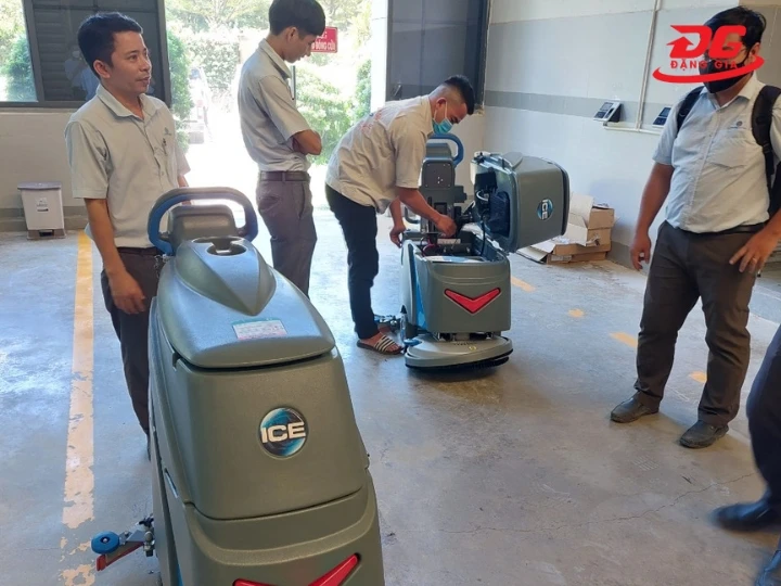 Bảo dưỡng máy chà sàn định kỳ hàng tháng dưới hướng dẫn của chuyên gia, kỹ thuật viên có kinh nghiệm