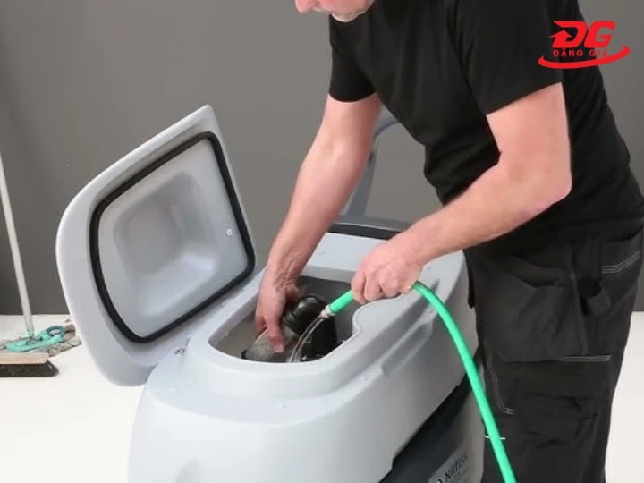 Vệ sinh thùng chứa nước là bước bảo dưỡng máy chà sàn quan trọng