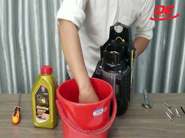 lưu ý thay dầu nhớt máy rửa xe gia đình