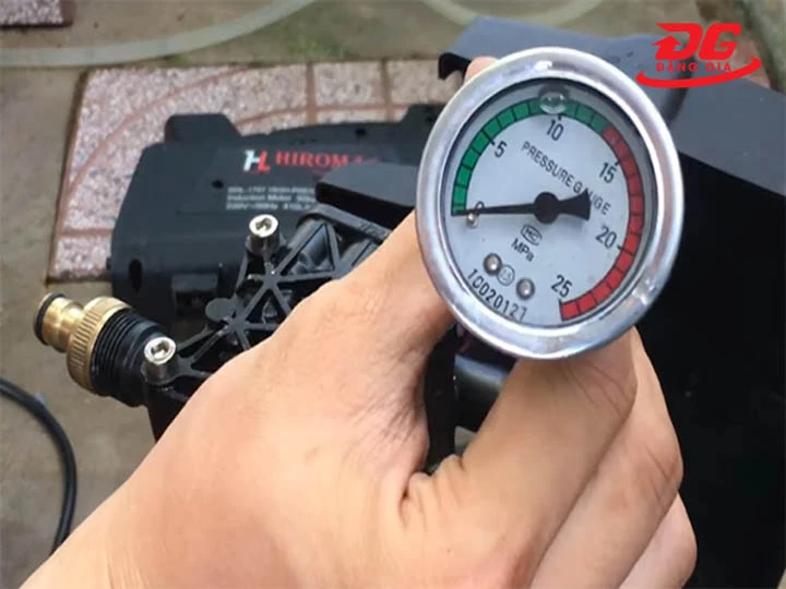 Tháo vỏ máy và đồng hồ đo áp