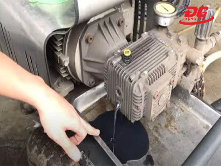 Xả bỏ dầu cũ