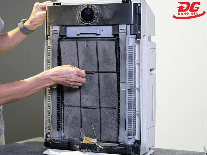 thực hiện làm sạch máy lọc không khí Daikin