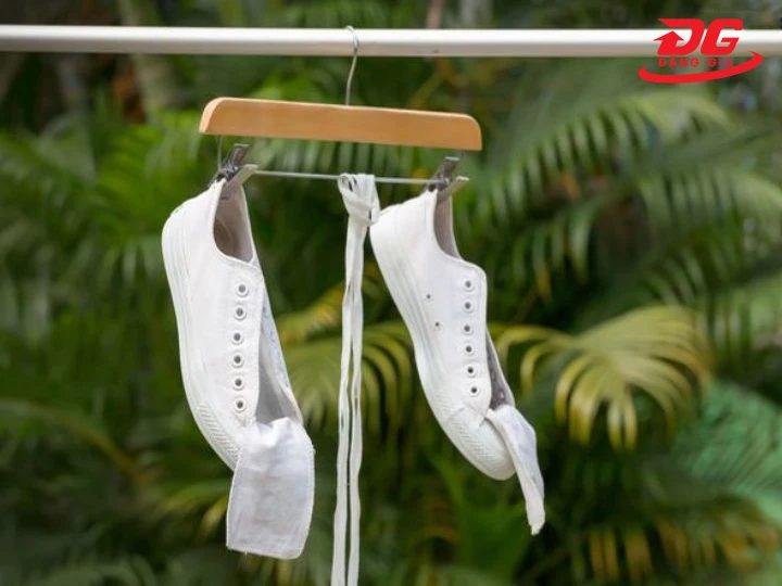 Cách phơi giày trắng không bị ố vàng