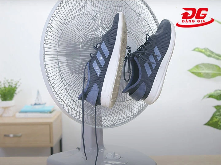 Cách phơi giày mau khô với quạt điện