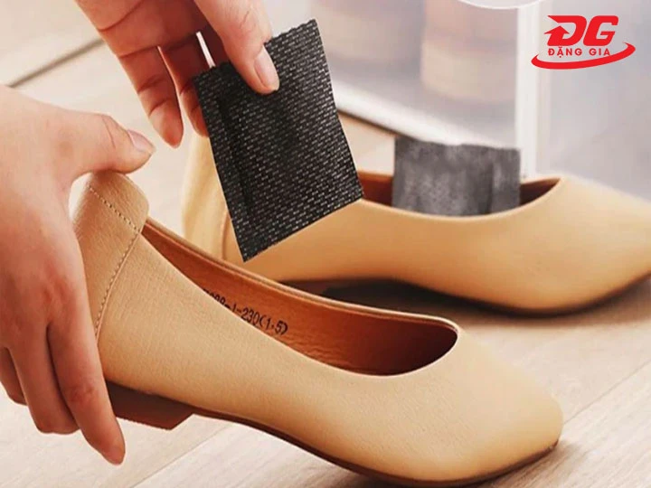 Sử dụng túi hút ẩm để phơi giày