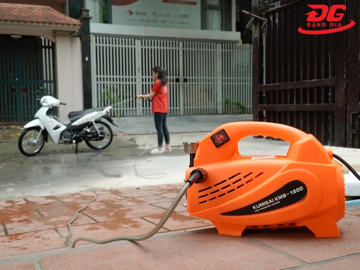 máy rửa xe mini
