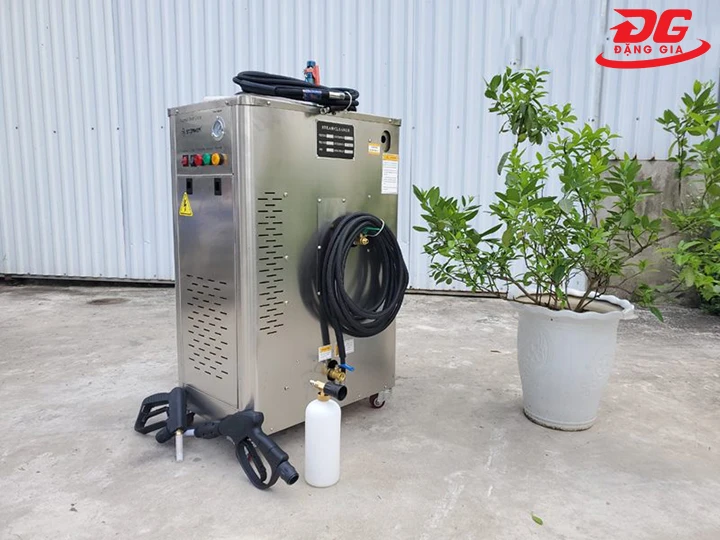máy xịt rửa xe hơi nước nóng