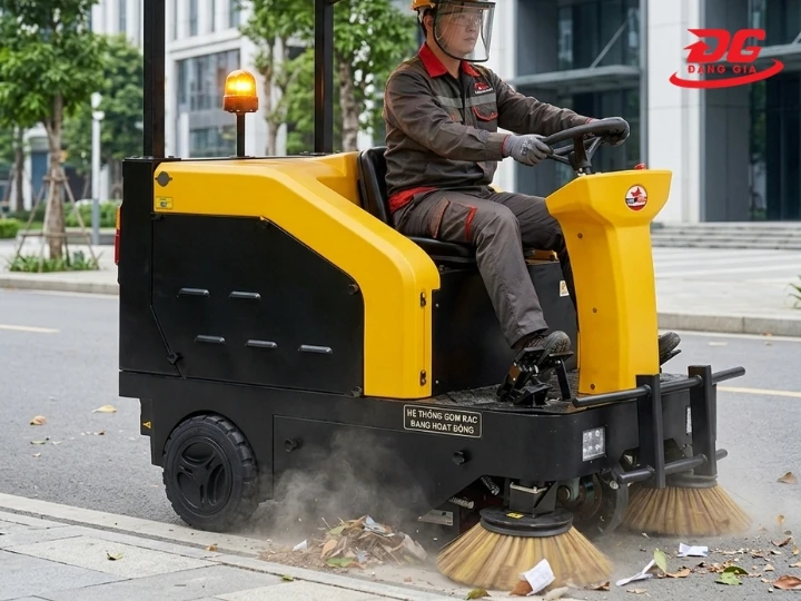 Tốc độ làm sạch của xe quét rác DQC - Tech 120 gấp nhiều lần nhân công vệ sinh thủ công