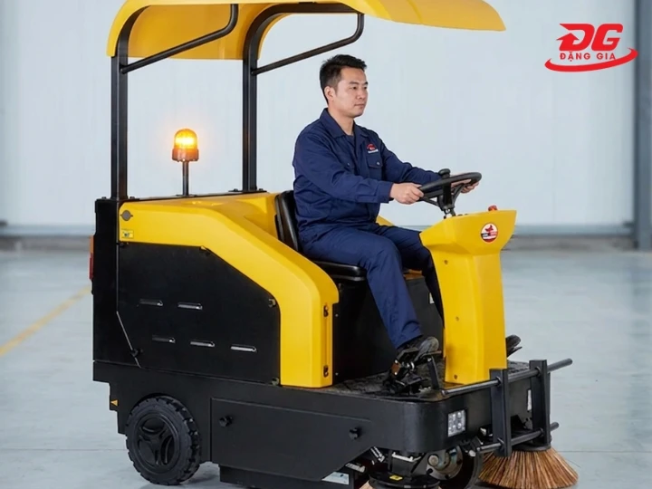 Xe quét rác DQC - Tech 120 thiết kế kiểu ngồi lái như ô to, cực kỳ tiện lợi