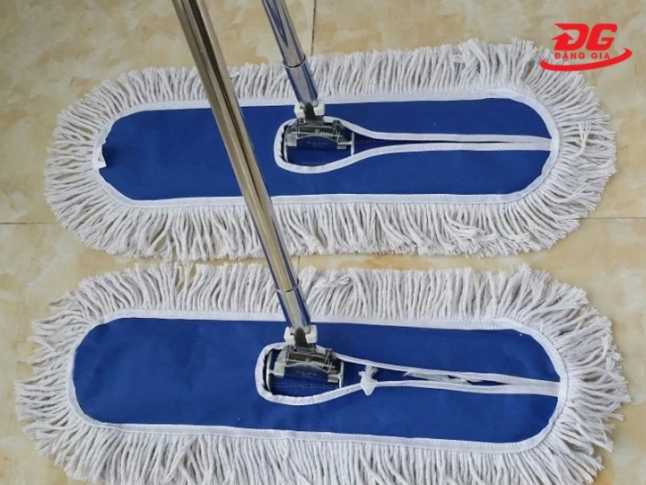 Chổi màu xanh, mang đậm tính vệ sinh chuyên nghiệp