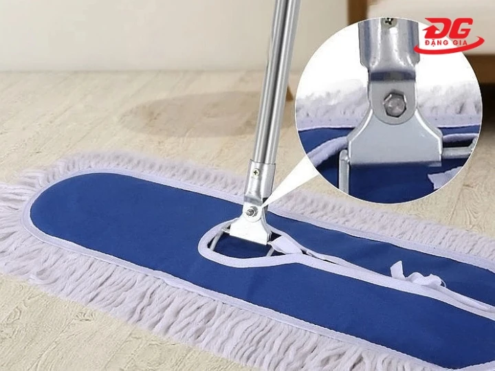 Bạn cần lắp cán và đầu lau chắc chắn