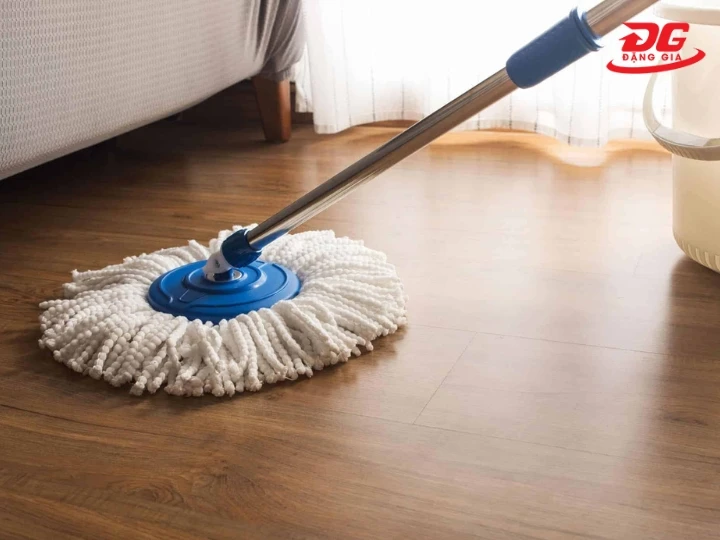 Sàn gỗ cần dùng nước lau sàn chuyên dụng cho bề mặt gỗ