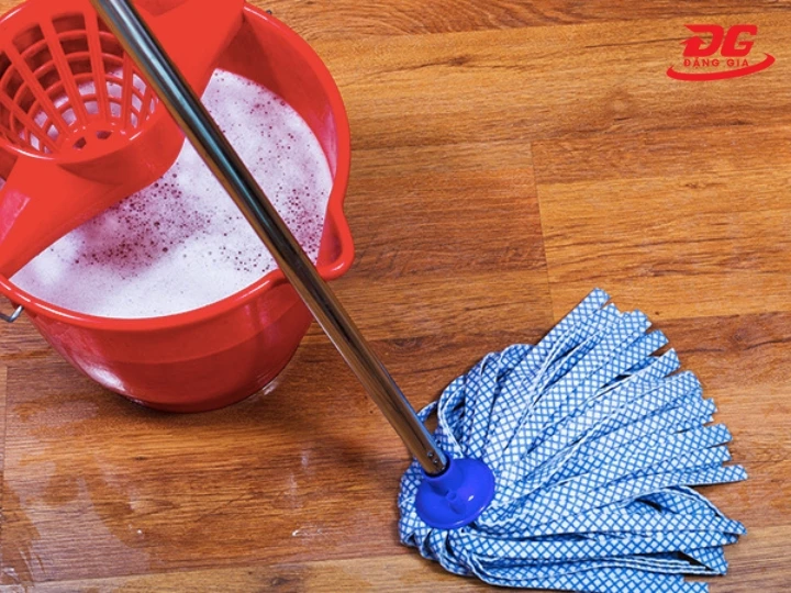 Sử dụng nước lau sàn phù hợp giúp sàn gỗ không bị phồng rộp, hư hỏng
