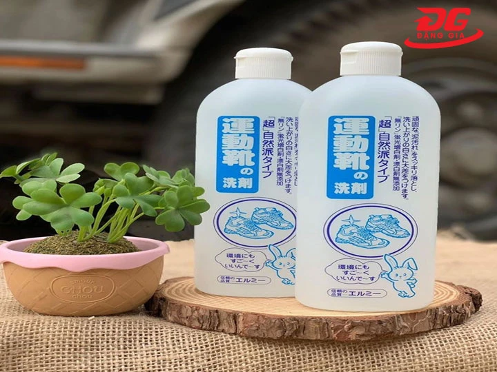 Dung dịch làm sạch giày Kose