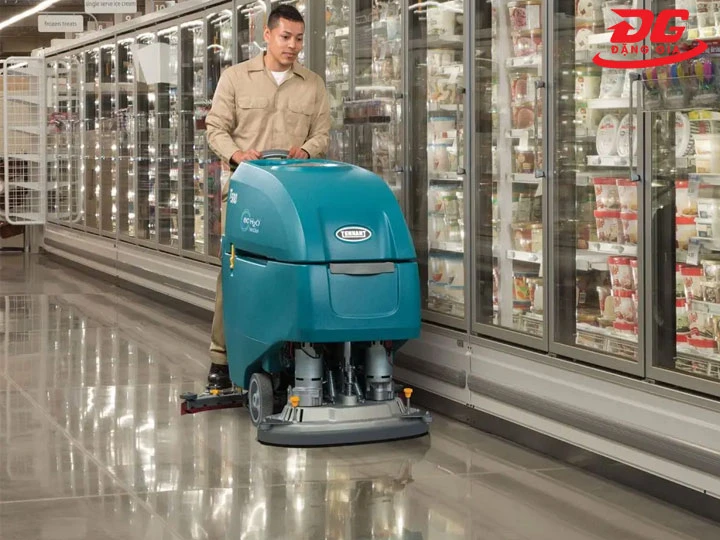  máy chà sàn Tennant đi sát méo tường
