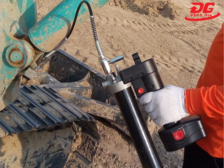 Dùng máy bơm mỡ điện 12V