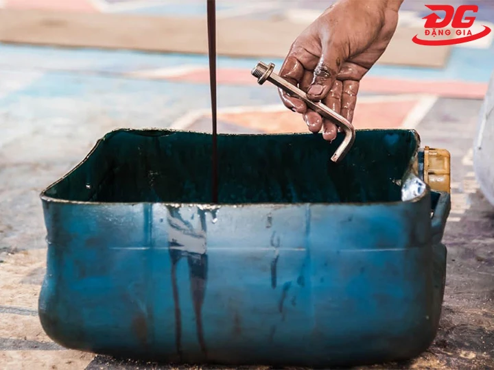 Xử lý dầu nhớt thải đúng cách, đúng quy trình, an toàn cao