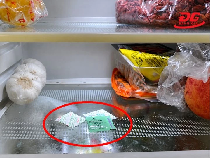 Đặt gói hút ẩm trong khoang tủ