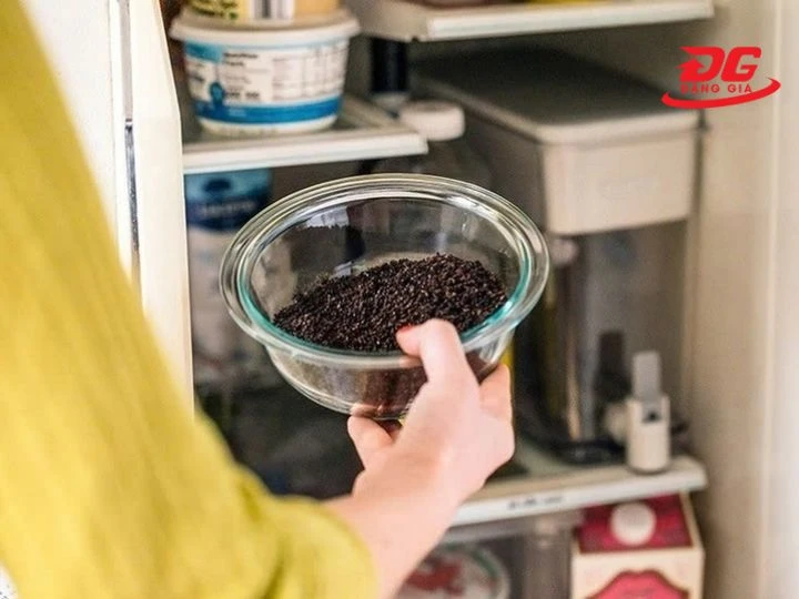 dùng bã cà phê để khử mùi ở tủ bếp