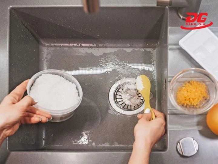 dùng baking soda để hút ẩm tủ bếp