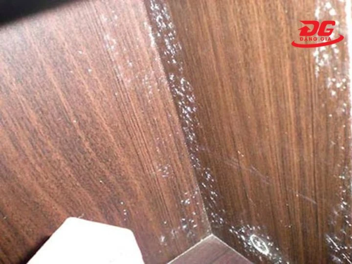 tủ bếp bị ẩm mốc