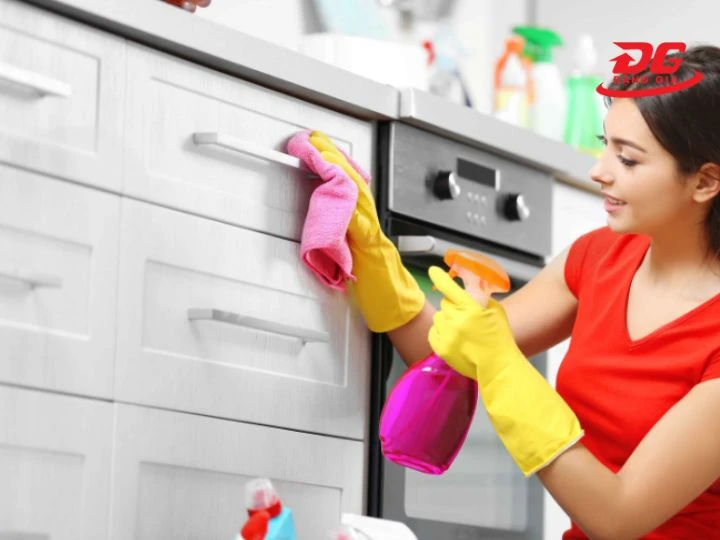 vệ sinh tủ bếp thường xuyên để loại bỏ ẩm mốc