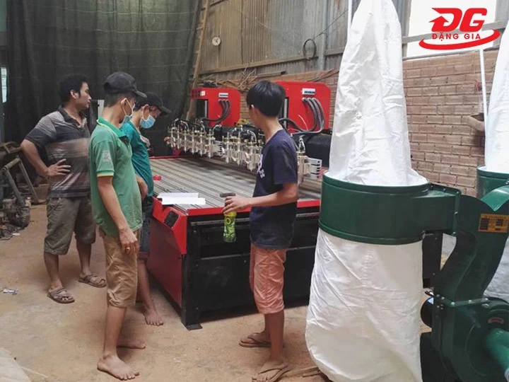 Dùng máy hút bụi túi vải