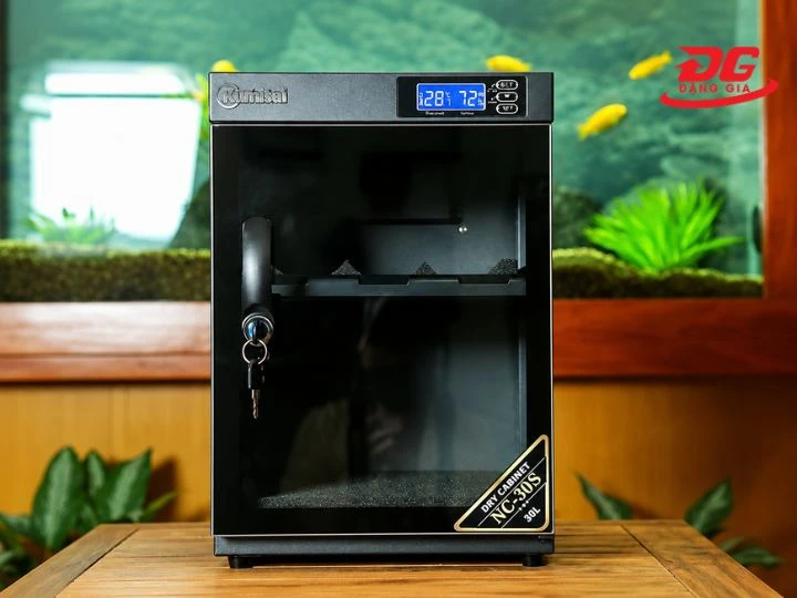 đặt tủ trên bề mặt phẳng, khô thoáng