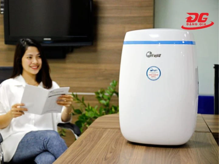 máy hút ẩm gia đình FujiE HM-614EB sở hữu công suất hút ẩm 14 lít/ngày