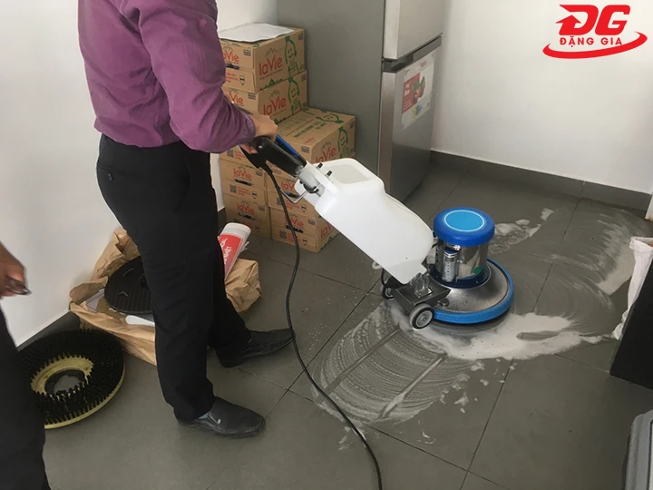 chà rửa sàn nhà