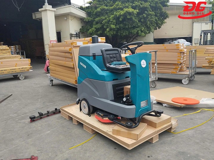 máy chà sàn ngồi lái