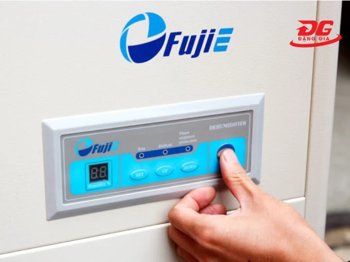 FujiE HM-2408DS với bảng điều khiển trực quan