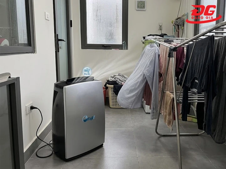 máy hút ẩm dân dụng Fujie HM-PD10 sấy quần áo