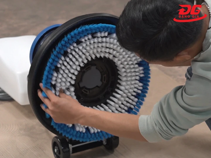 Lắp bàn chải máy chà sàn đúng khớp