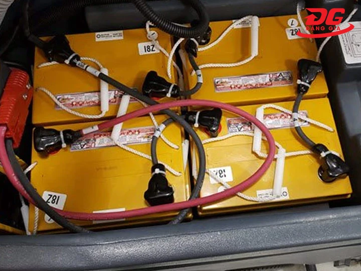 ắc quy yếu khiến máy chà sàn không quay