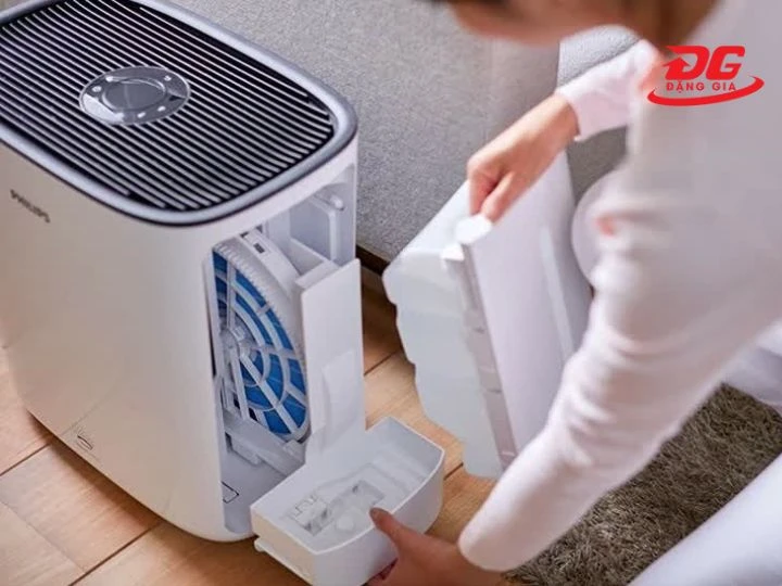 Vệ sinh màng lọc để loại bỏ bụi bẩn