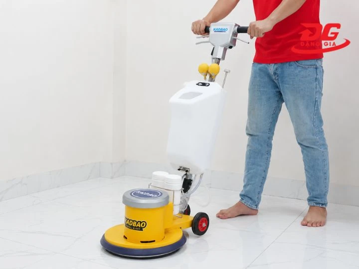 Bước 4: Khởi Động và Điều Khiển Máy