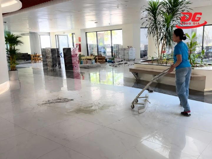 lưỡi gạt sàn sử dụng trong xưởng sản xuất