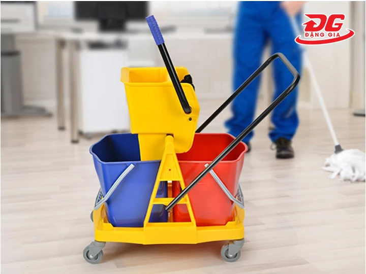 Xe vắt móp đôi vệ sinh nhà hàng